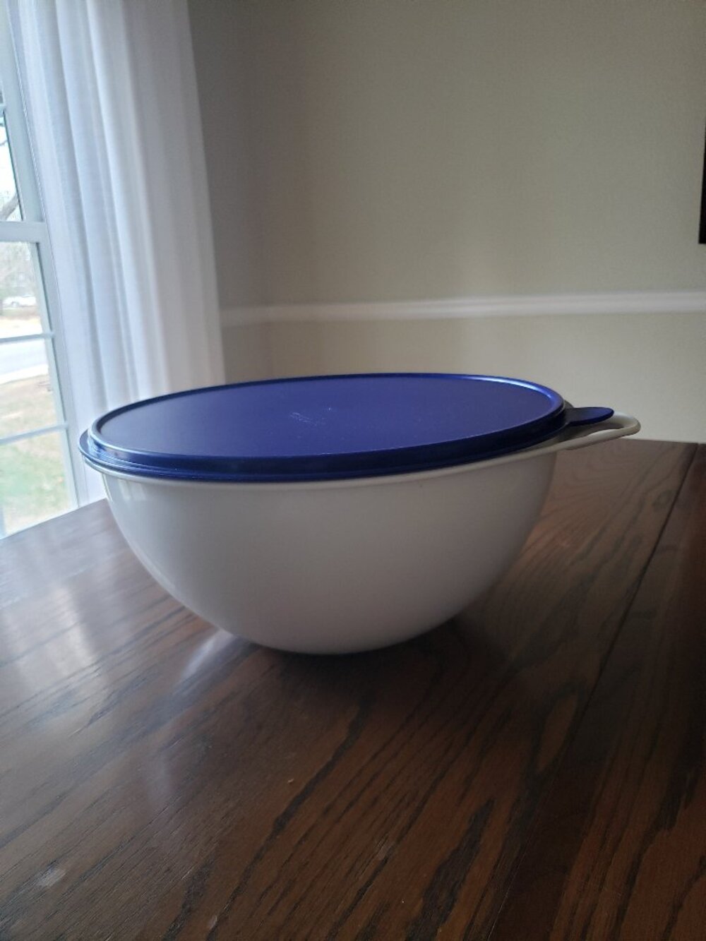 Tupperware Thatsa Bowl - 32 Cup White Bowl #2539 With Blue Seal #2540